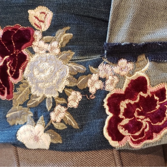 Chico SO Blue Cropped Jeans with Red Floral Embroidery Chico size 1 = size 8 - Picture 2 of 8